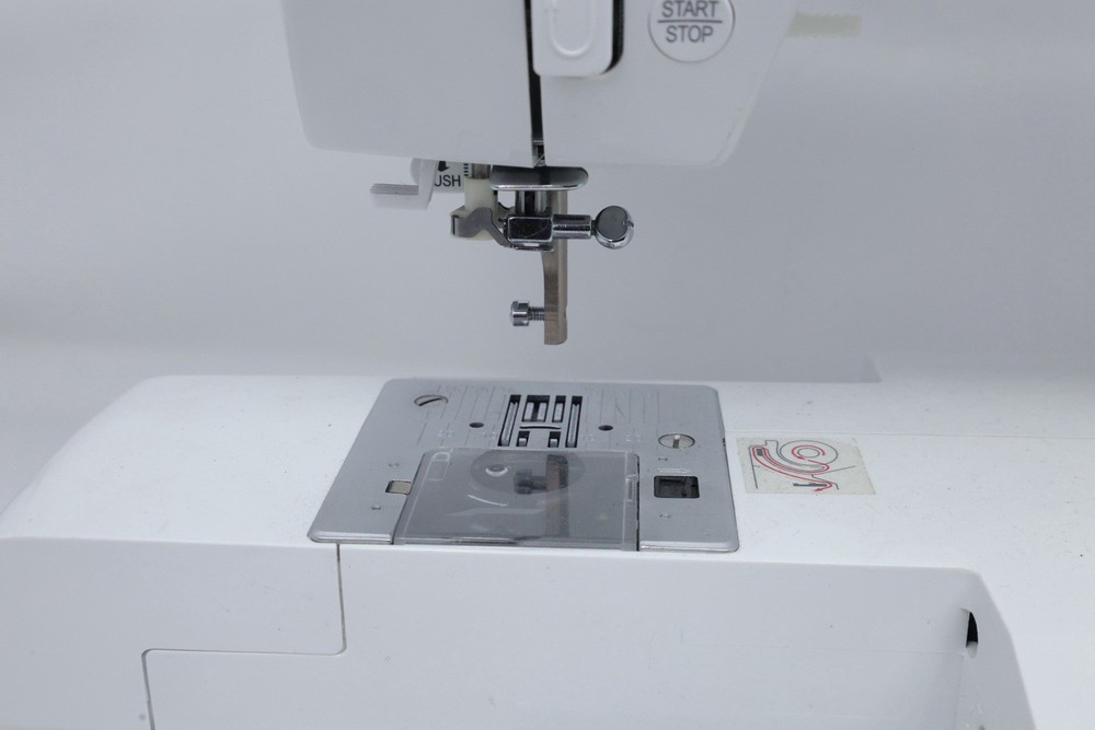 Singer 9340 Computerized Sewing Machine *TESTED/WORKING* (NO FOOT PEDAL/CABLES)