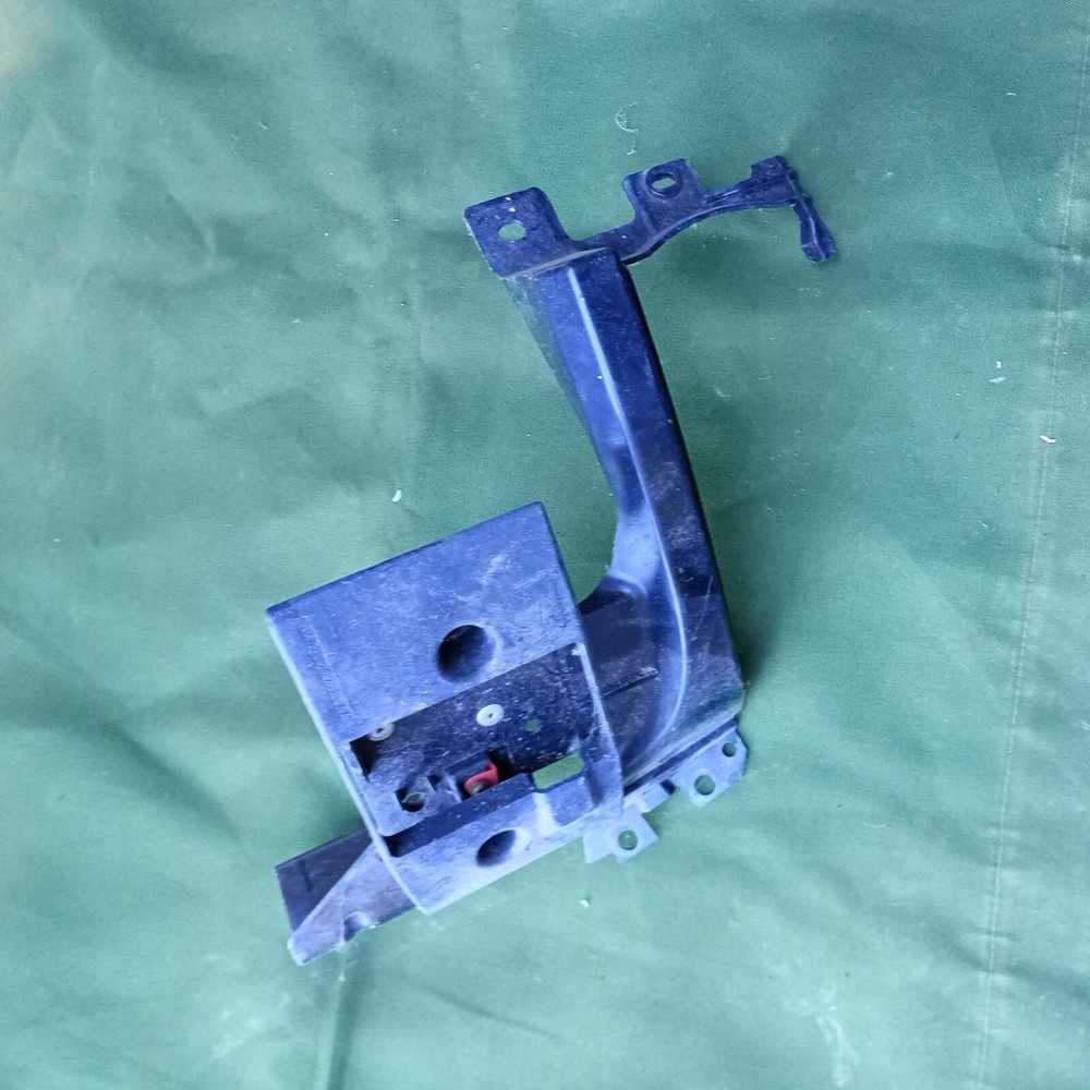 RANGE ROVER EVOQUE BUMPER MOUNT BRACKET RIGHT SIDE REAR  EJ3217A150AE