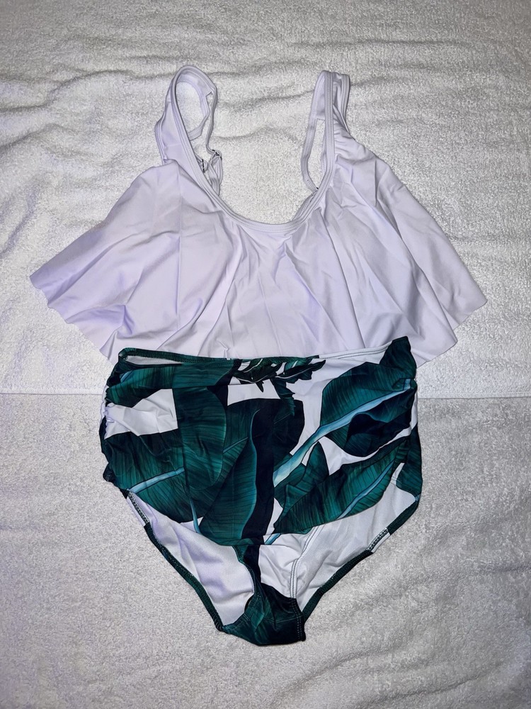 New Women’s 2pc Swim Suit *Medium*