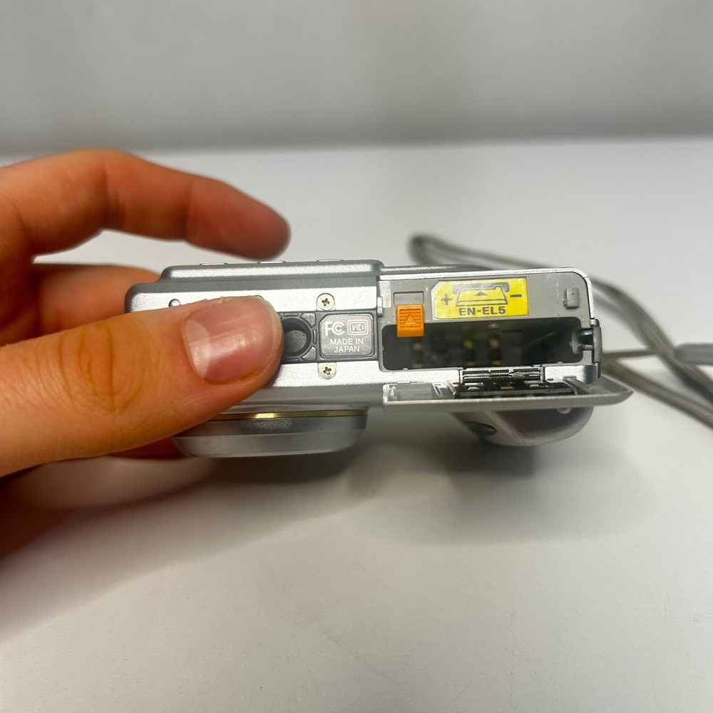 Nikon Coolpix E5200 Compact Digital Camera Silver 5.1mp - Tested - Free returns