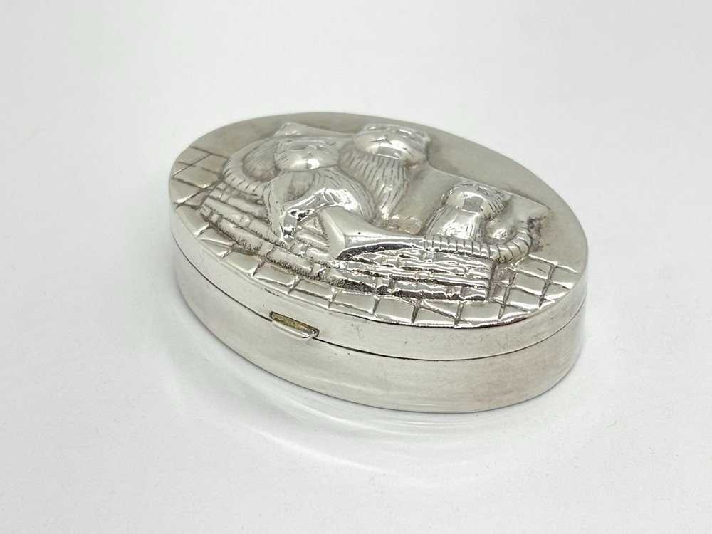 Solid Sterling Silver Pill Box / Trinket Case - Cat / Kittens in basket - 17.7g