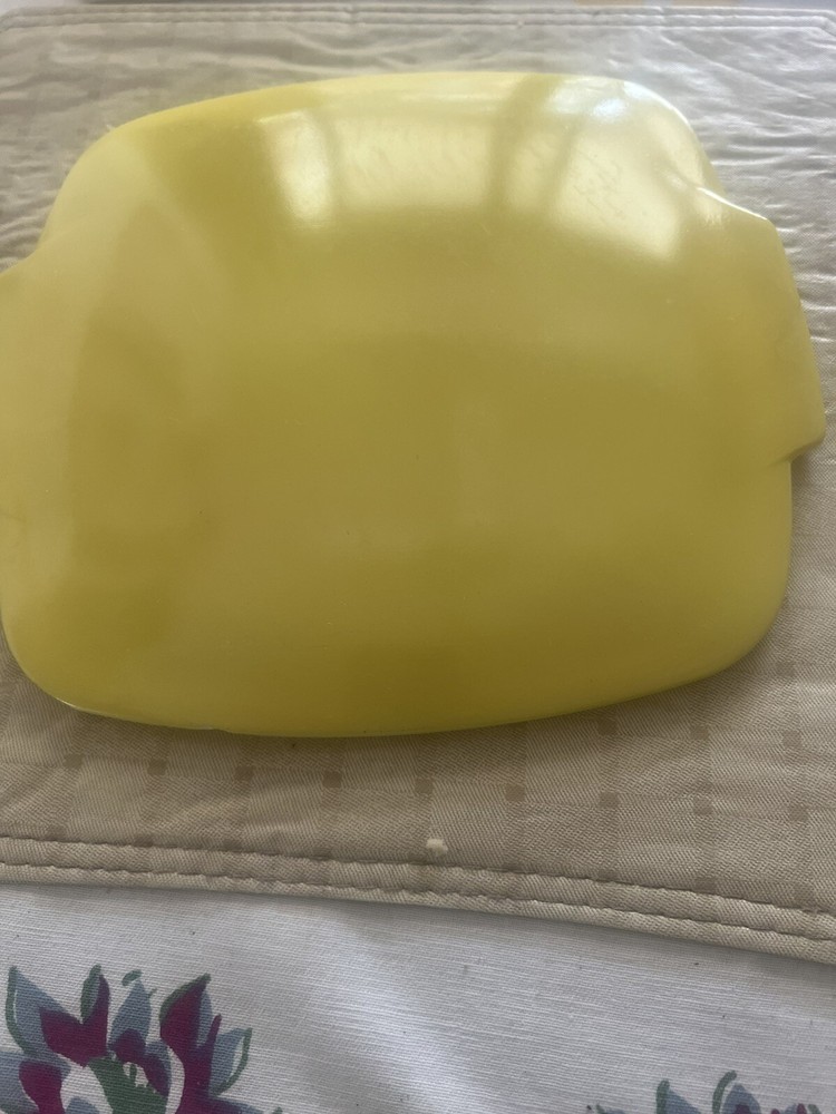 Pyrex Yellow 525-B 2 1/2 Qt Vintage Covered Rounded Square Hostess Casserole