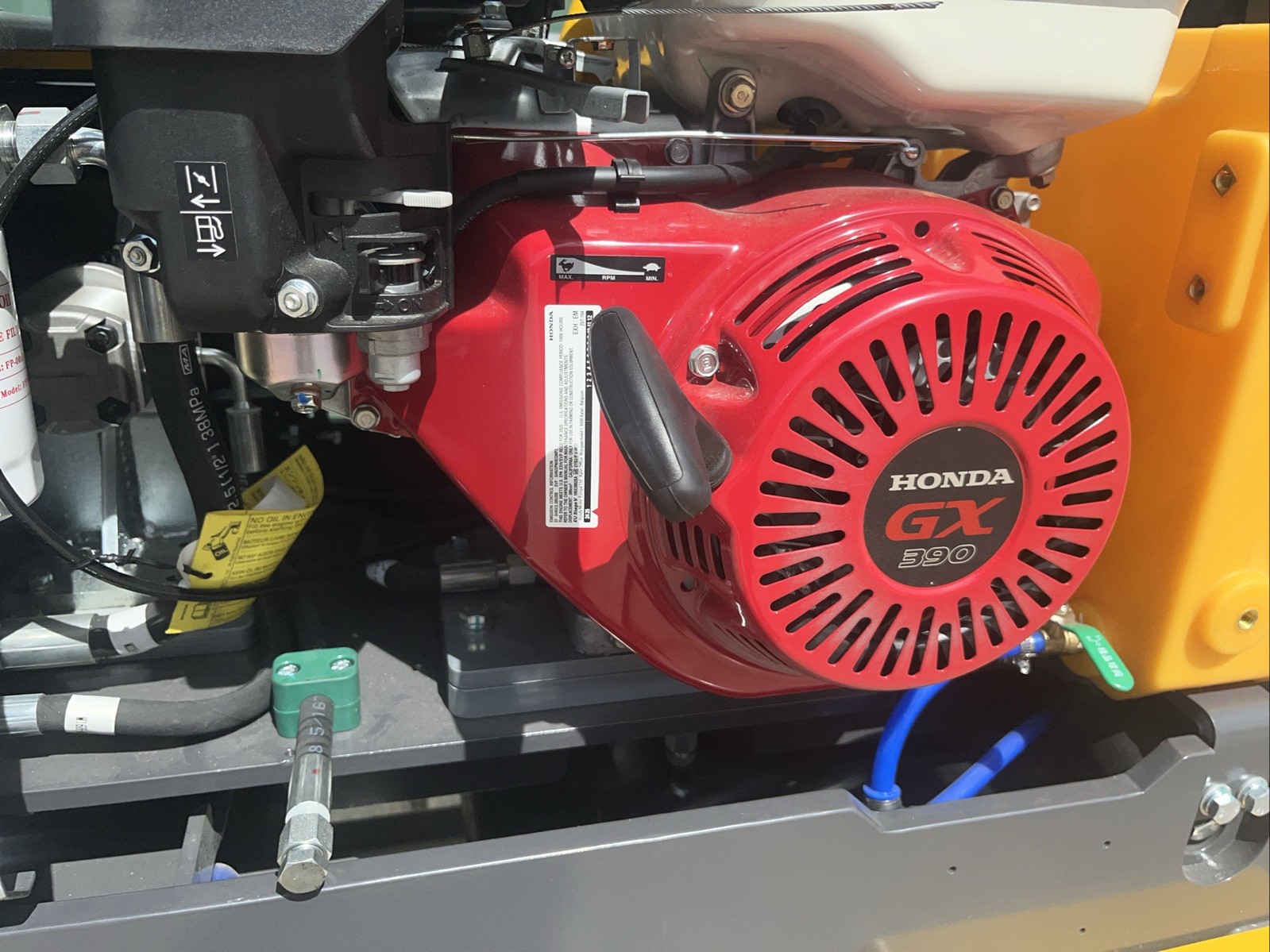 Huayee RHY 0.8 Vibratory asphalt Roller, 1800 Lbs Hydraulic Turning, Water Tank