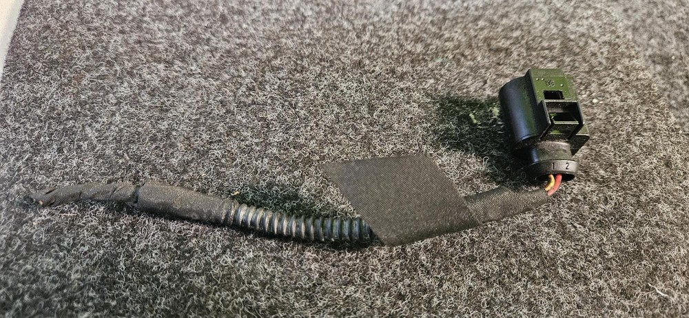 Volkswagen 2 PIN CONNECTOR PLUG 4D0971992