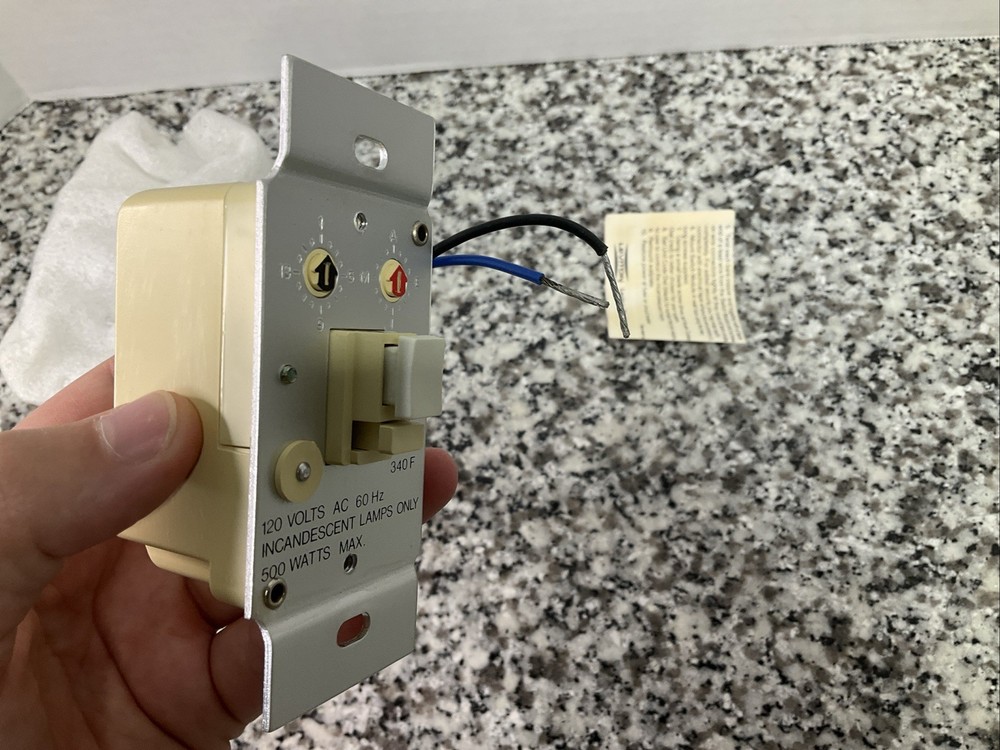 NEW Leviton deluxe push button wall switch 801 6225 NOS
