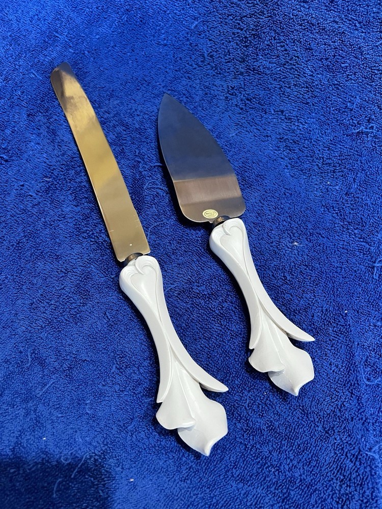 2pc. Wedding Cake Serving Set 13” & 10.5” Lilly Handle Detail