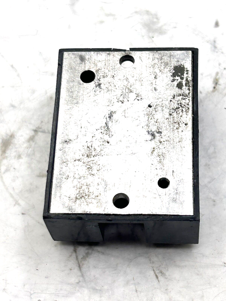 IKUND ELEC-TROL,ING. SOLID STATE RELAY MODEL SU 11024 Pre-owned