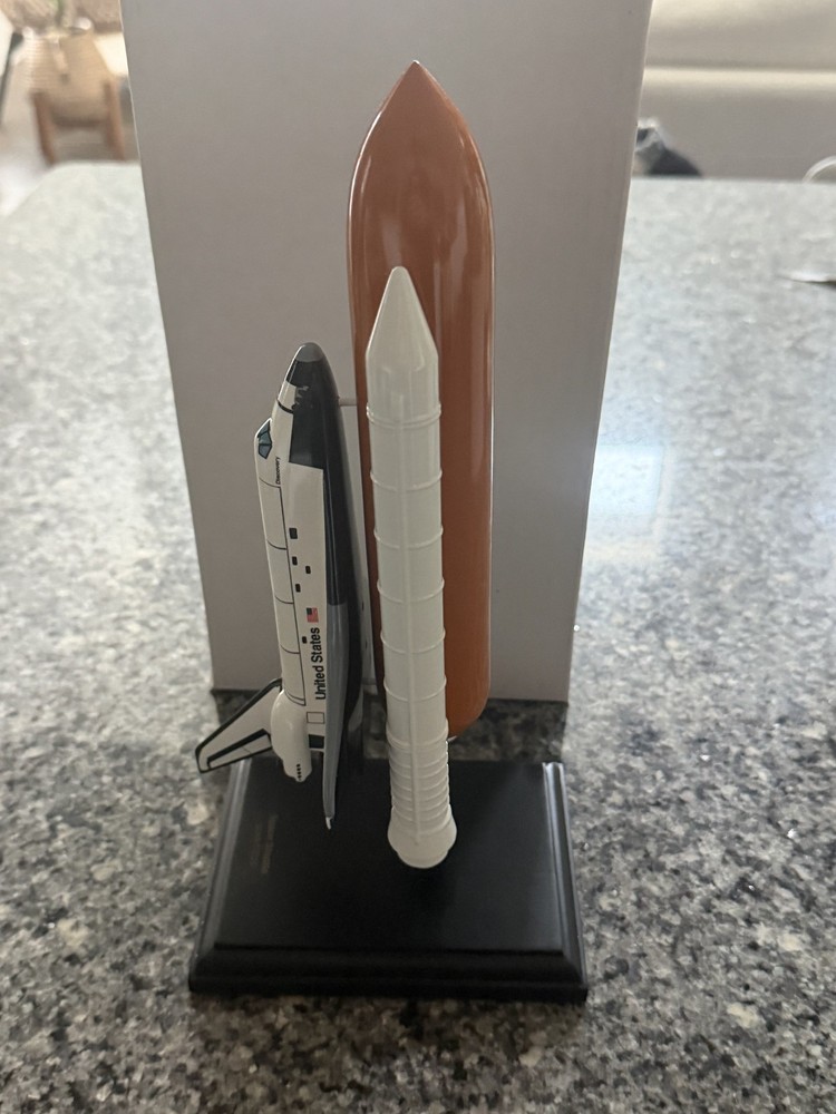 Executive Series NASA Space Shuttle (Discovery) Orbiter Full Stack 1/200 Scale