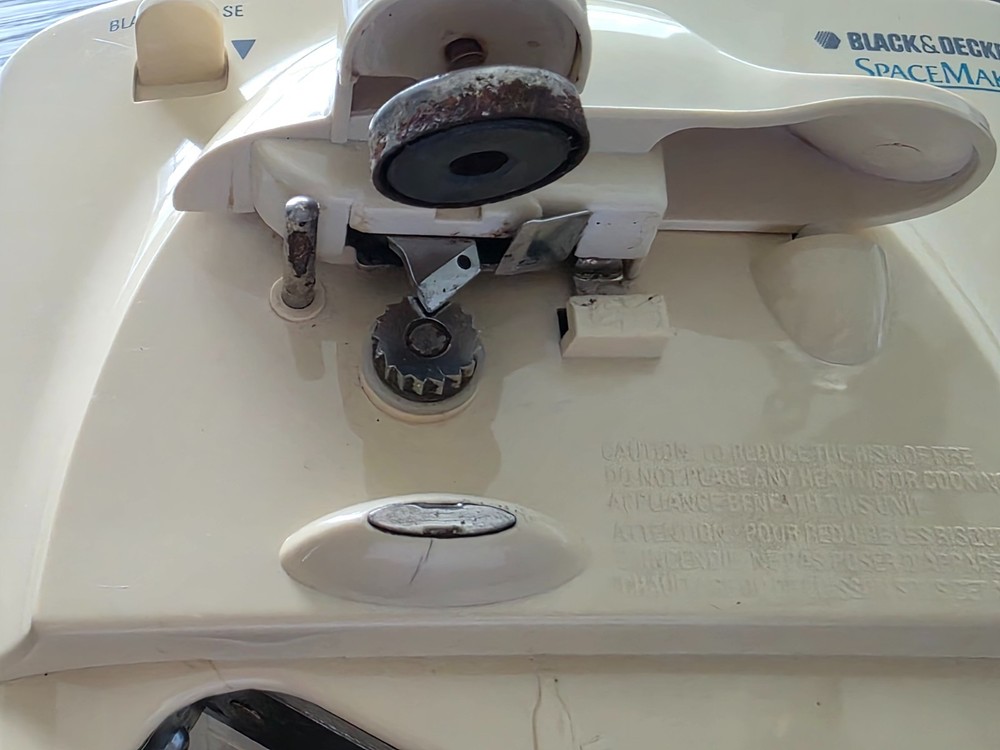 BLACK & DECKER SpaceMaker EC85 Can Opener with Mounting Hardware - Tested