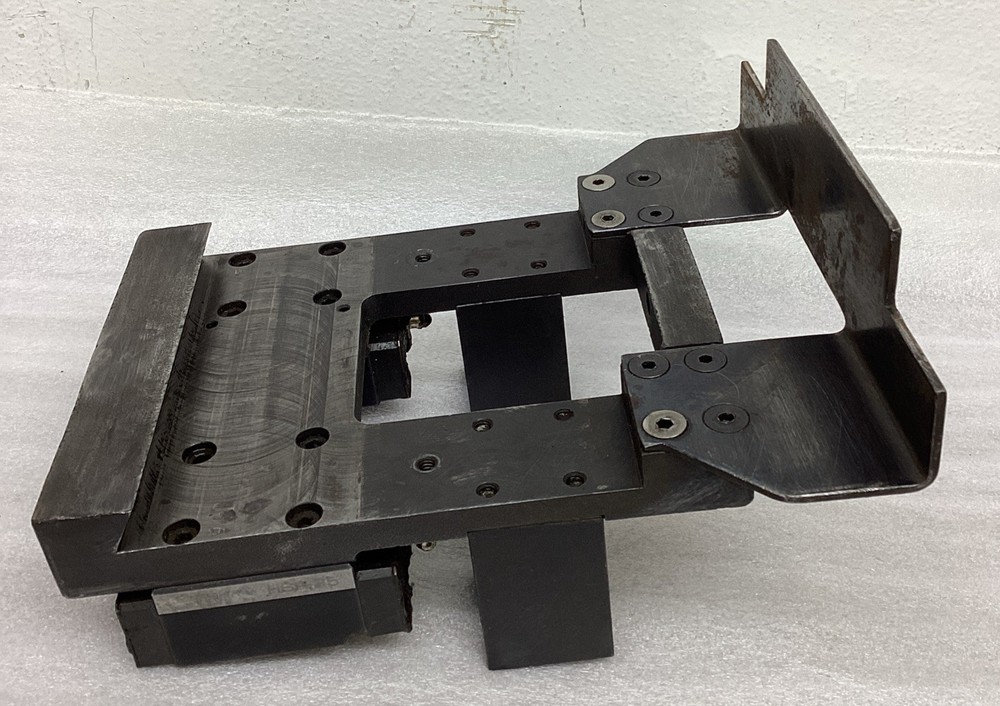 Self-centering vise for CNC machine