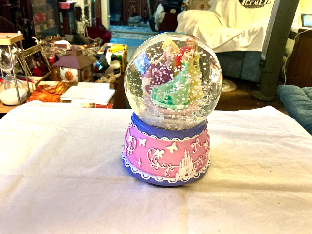 wind up musical snow globe working order 6" tall