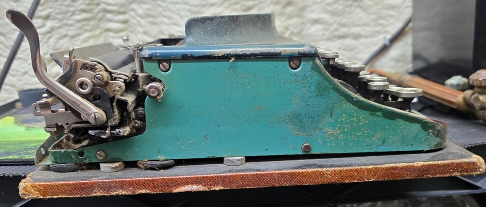 Remington Portable Manual Typewriter Green With Case