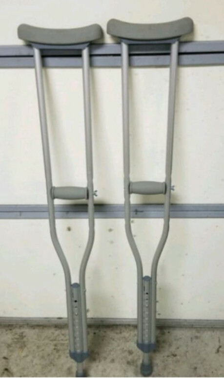 Silver Underarm crustches adjustable.