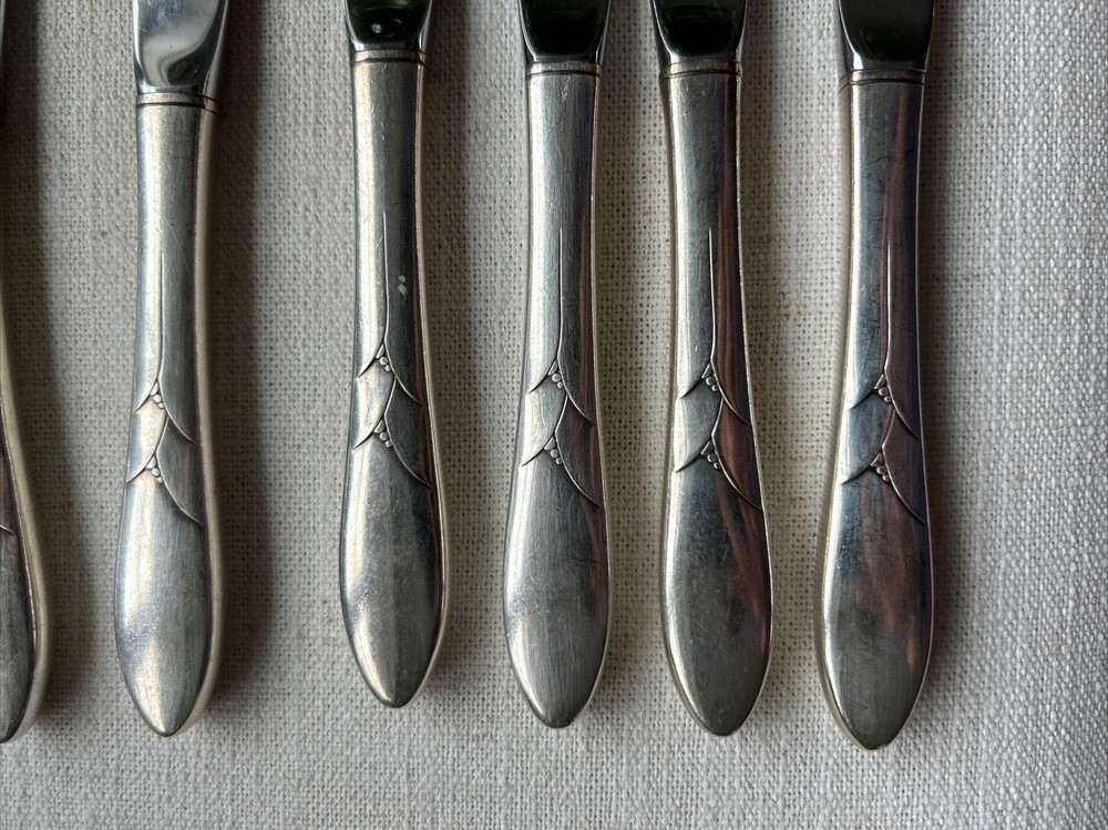 Oneida Community Lady Hamilton 8 Dinner Knives 9 3/8"