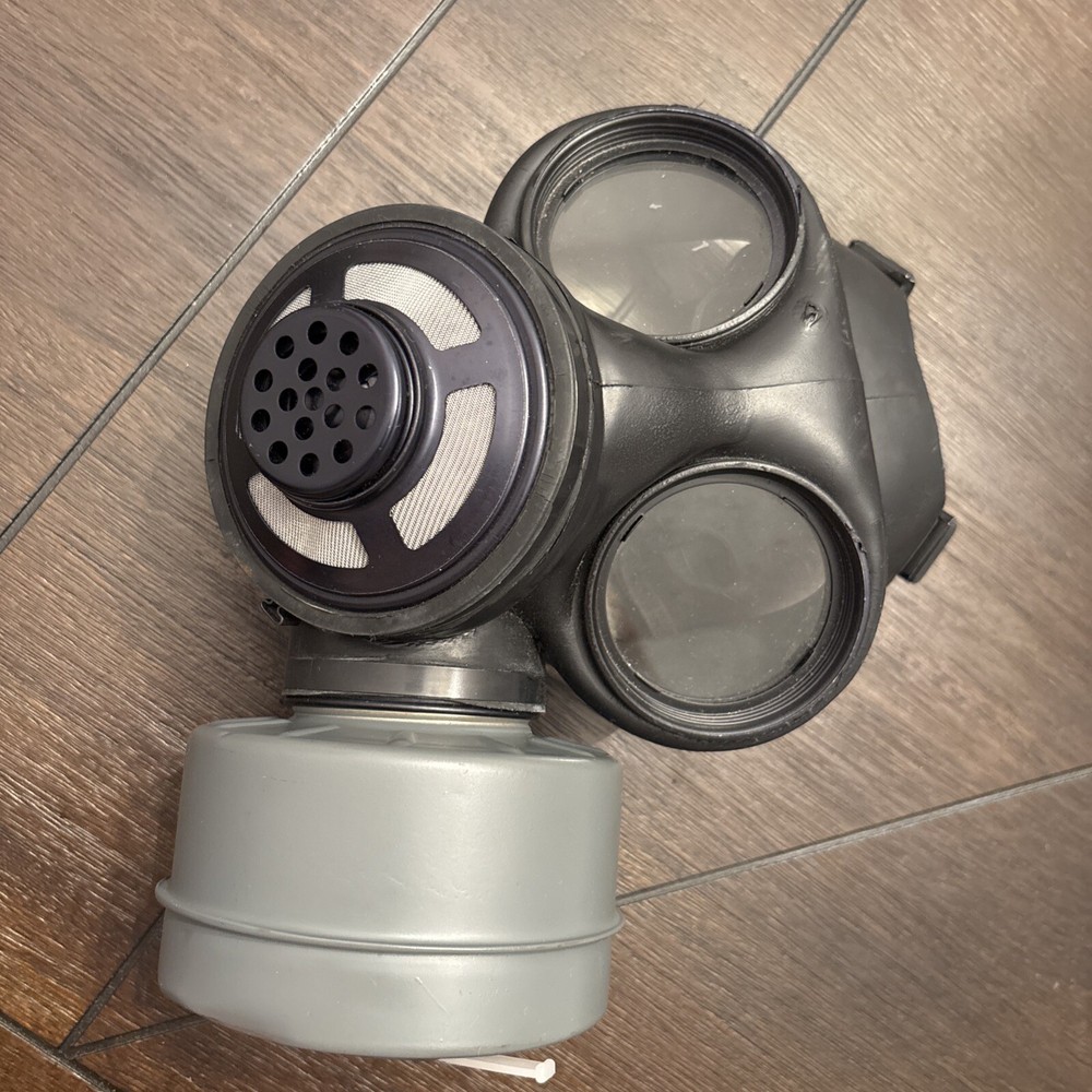 Canadian C3 Gas Mask Size SMALL Pre Owned