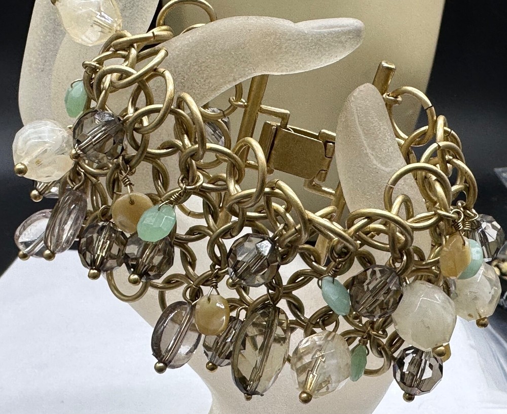 ESTATE GOLD TONE LOOP HOOP LINK SHELL LUCITE BEAD MULTI CHARM BRACELET