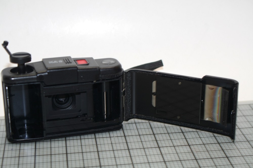 OLYMPUS XA2 XA-2 RANGEFINDER CAMERA *