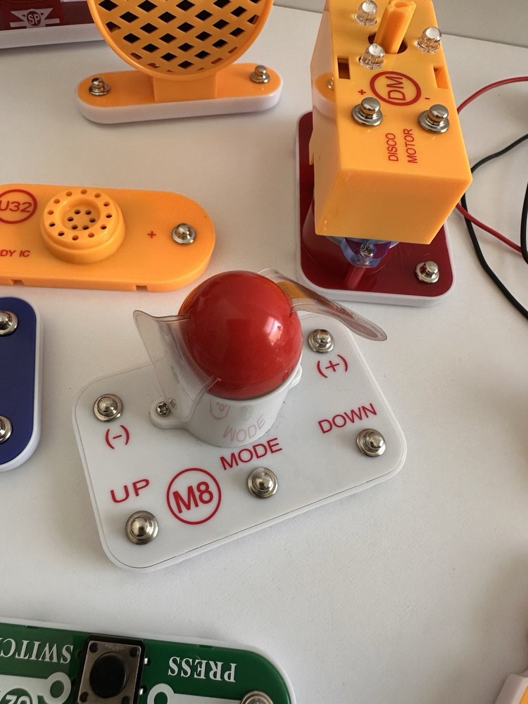 Electronic Snap Circuits Large LOT Elenco STEM Educational