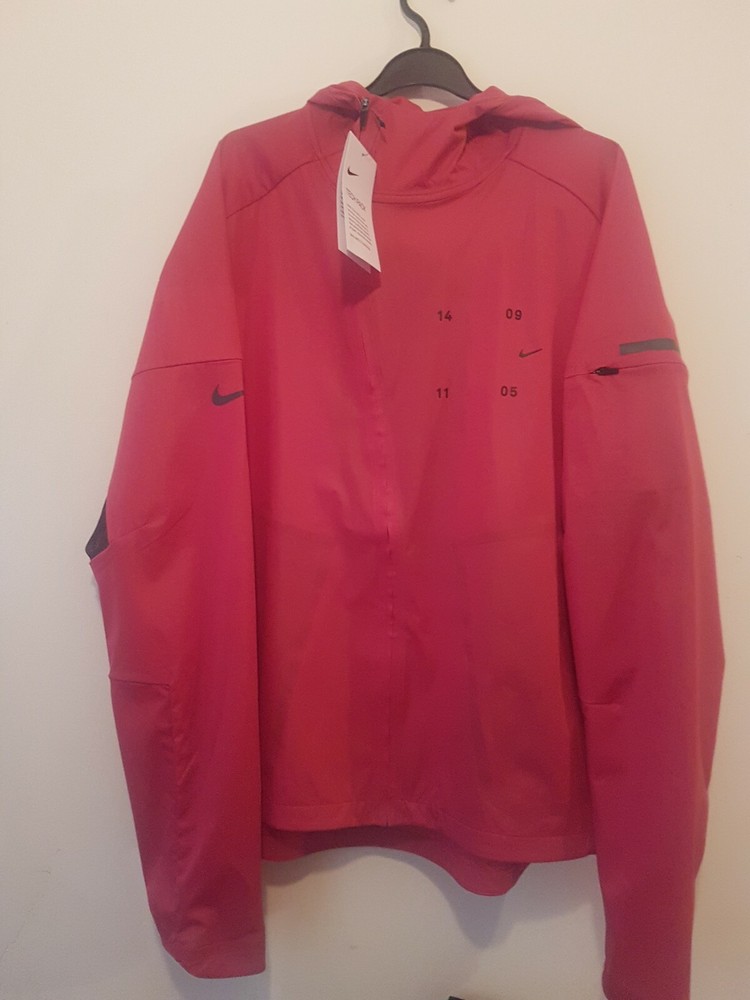 MENS NIKE TECH PACK LAYER RUNNING JACKET SIZE M (CT2381 615) RED / BLACK