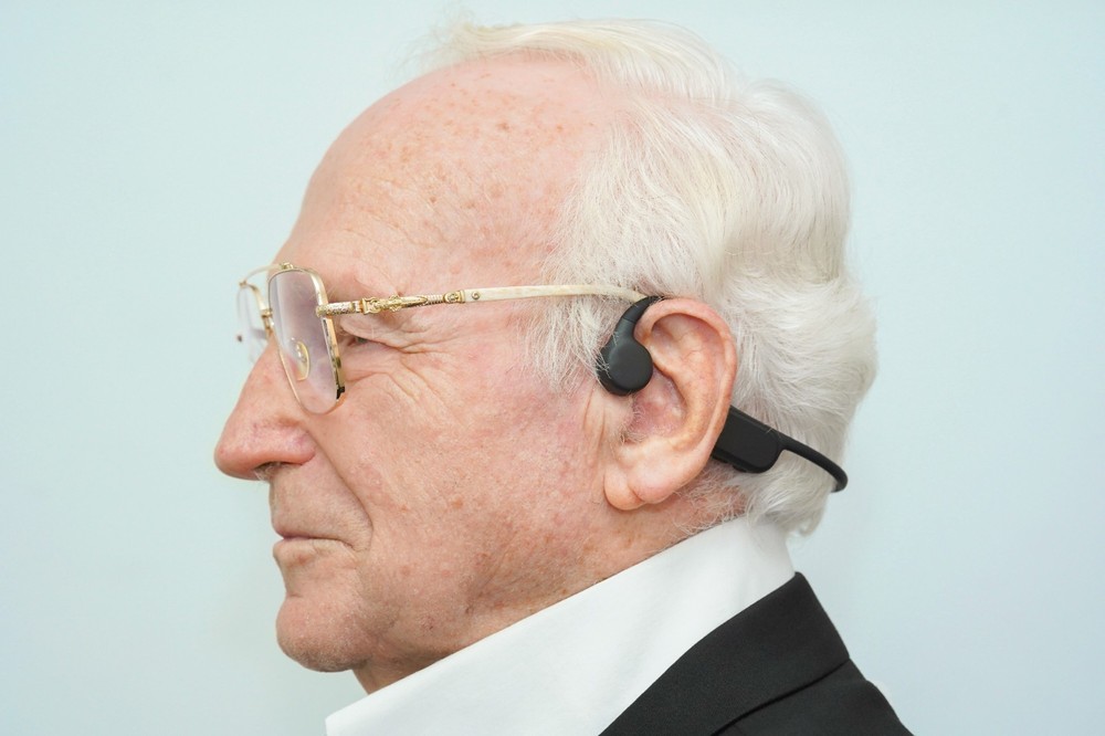 Bone Conduction Hearing Aids, 2 Independent Volume Control, 3 Band Selection.