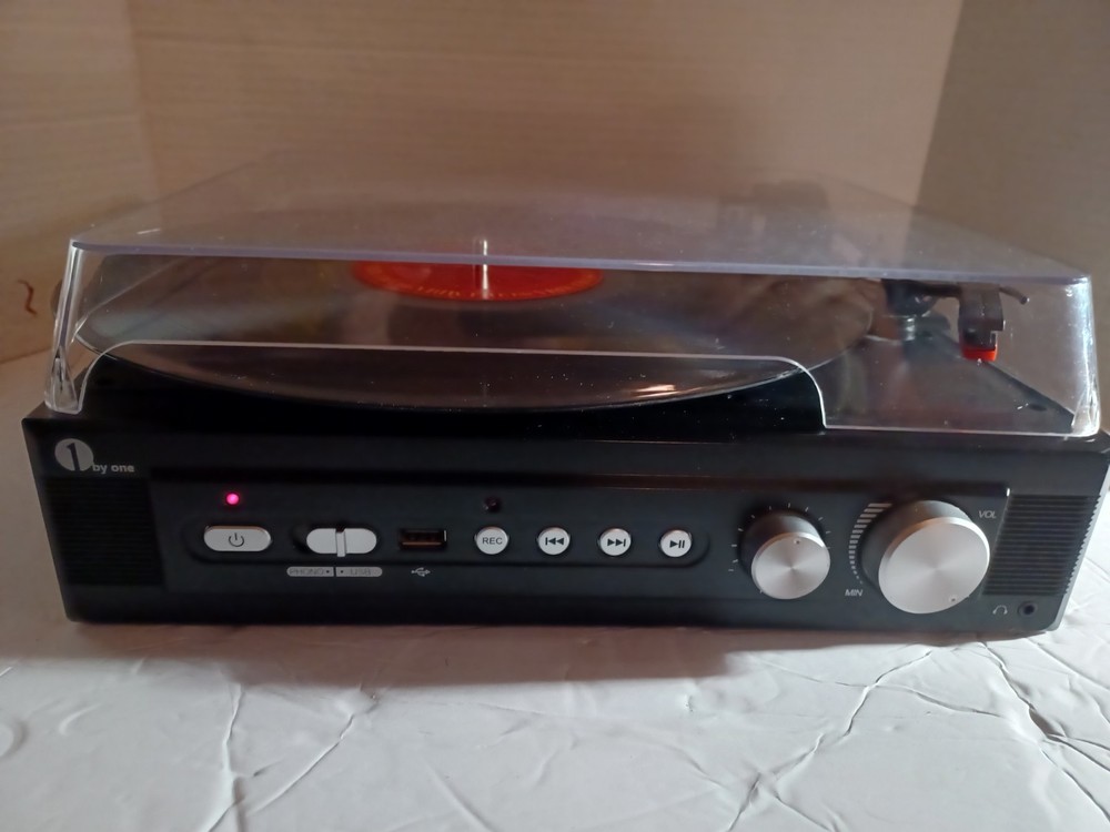 1 BY ONE Record Player MD-920 In Good Condition