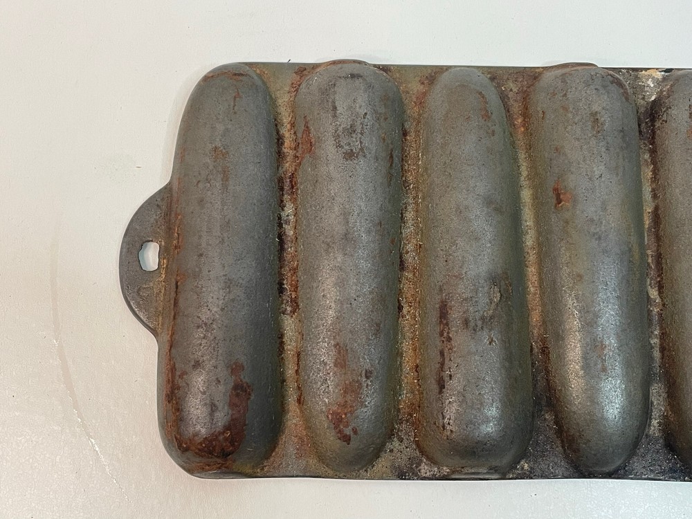 Vintage Cast Iron Cornbread Pan With Seven Corncob Shaped Molds