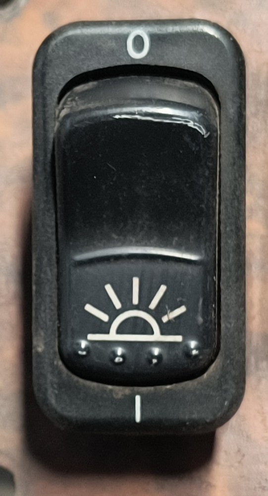 PACCAR 16-074181J3GEF1J31 SWITCH-DOME LAMP STD