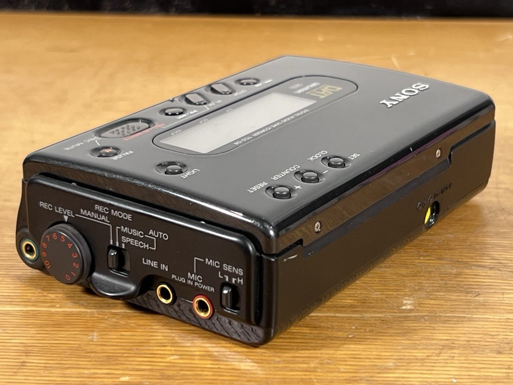 Sony TCD-D8 DAT Walkman Portable Recorder Tested Working w/ Case & AC Adapter