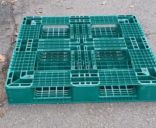 HEAVY DUTY 43"X43"x6" PLASTIC PALLETS Freight Available- READ DESCRIPTION