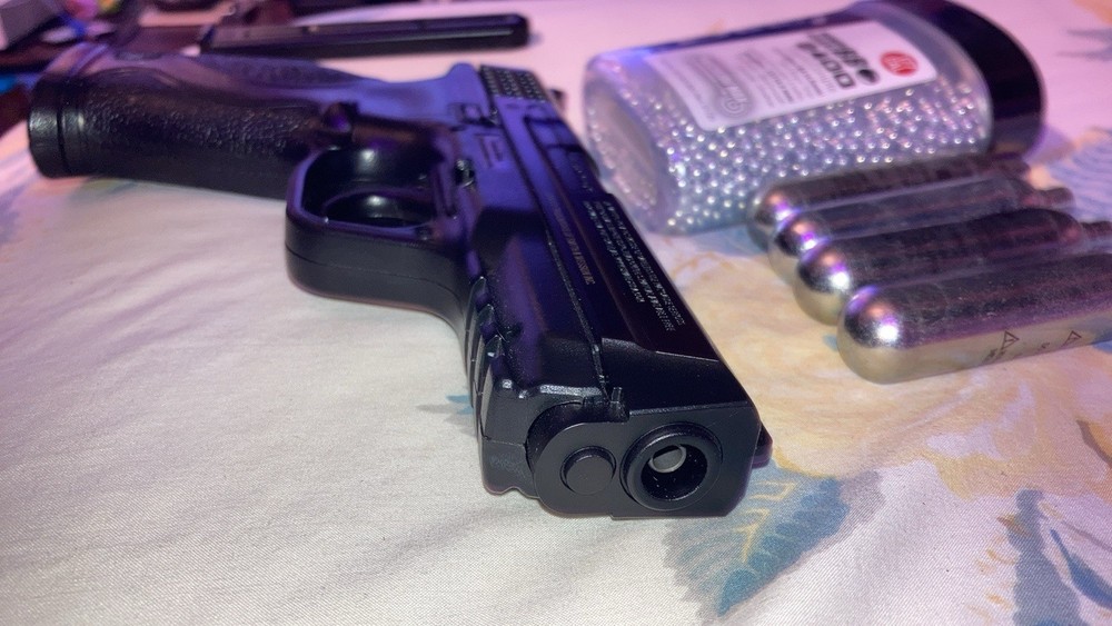 BB gun co2 powered bb pistol Smith & Wessoncal. 177 (4.5mm)