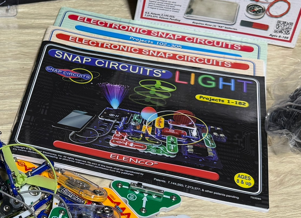 Large Lot Electronic Snap Circuits Elenco Multiple Kits Lights, Electromagnet