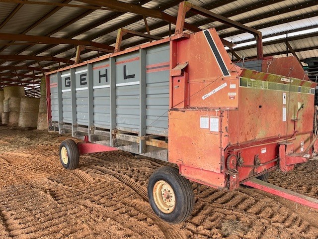 Gehl 970 forage wagon
