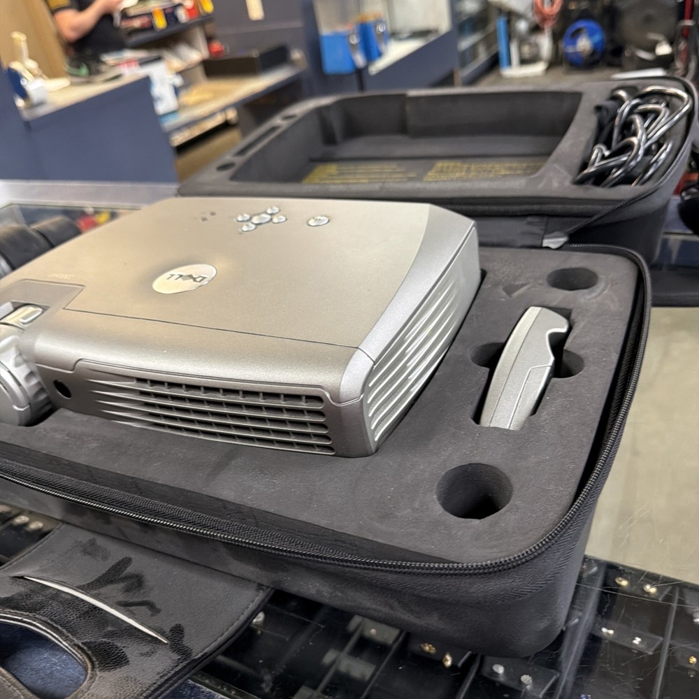 Dell 2300MP DLP Projector with Cables, Remote, and Case