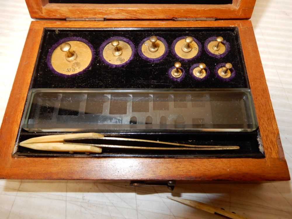 ANTIQUE BOXED SET BRASS WEIGHTS