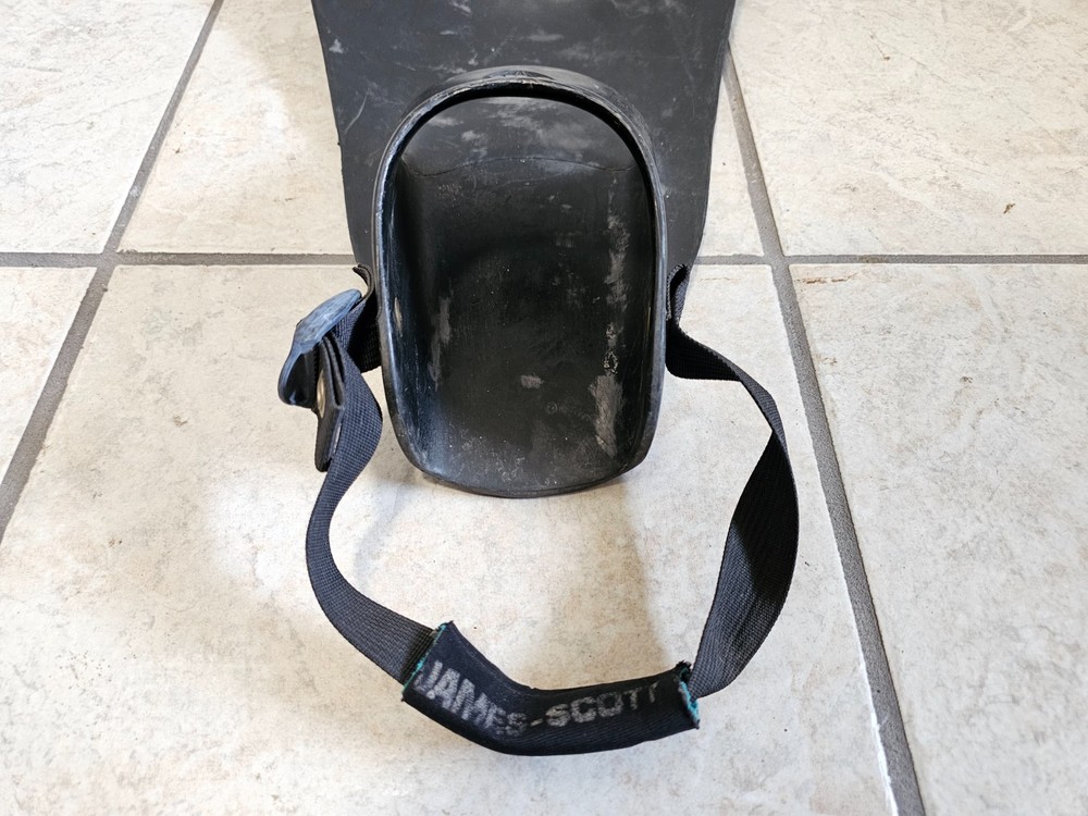 FORCE FIN ® Black large w/patented iconic fin shape for optimum maneuverability