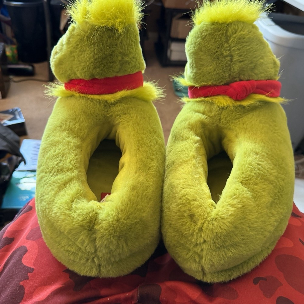 Men’s Grinch Slippers Medium 9/10