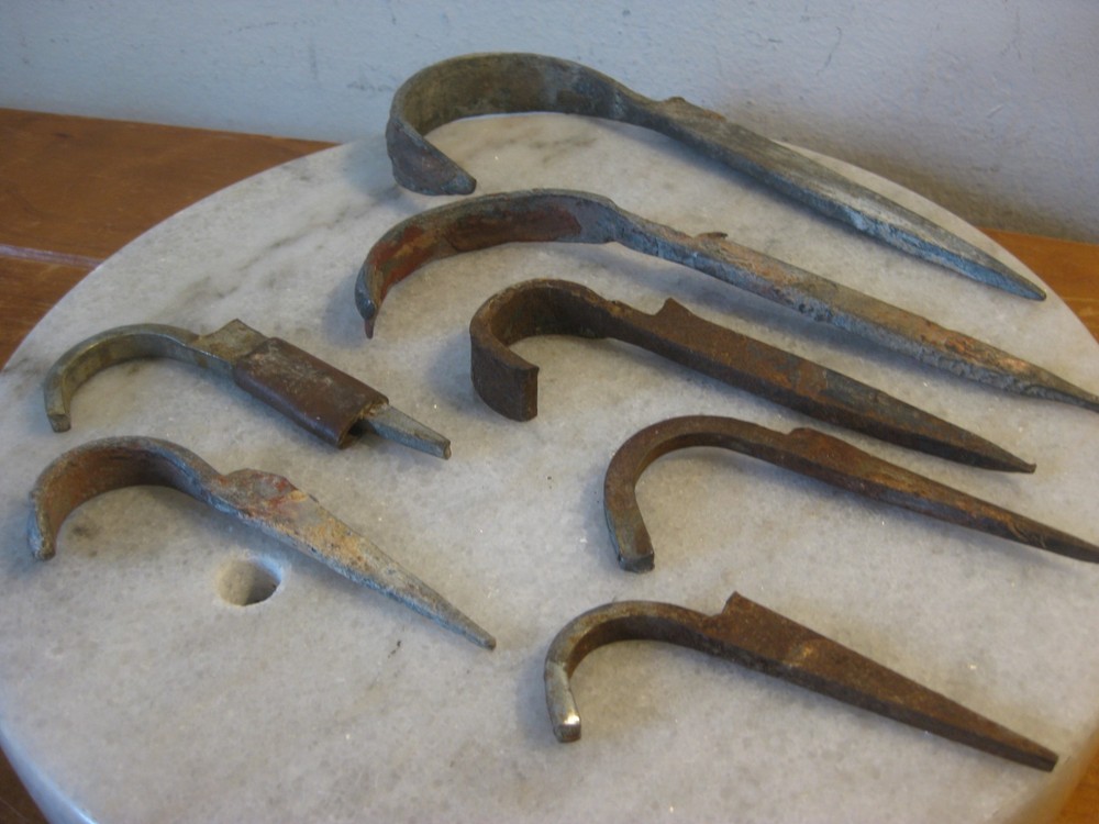 7 x VINTAGE Masonry Hooks (Different Sizes)