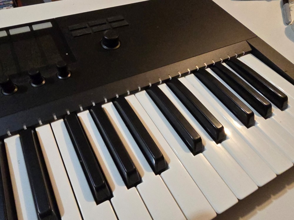 Native Instruments Komplete Kontrol S61 MK2 MIDI Keyboard w/ Box USB Controller