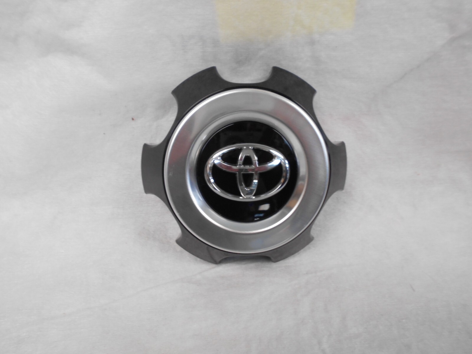 2016-2024 Toyota 4Runner center cap Brand NEW black OEM