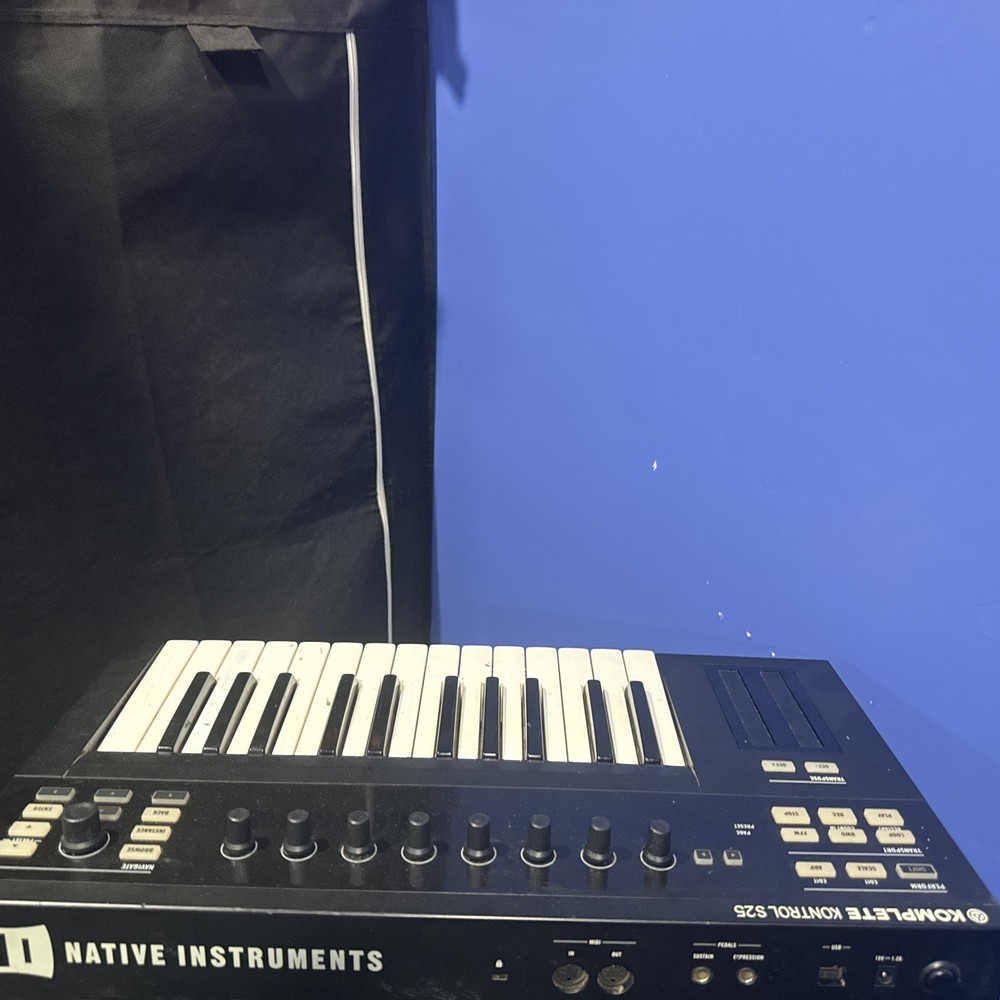 Native Instruments Komplete Kontrol S25 Mk2 with power supply