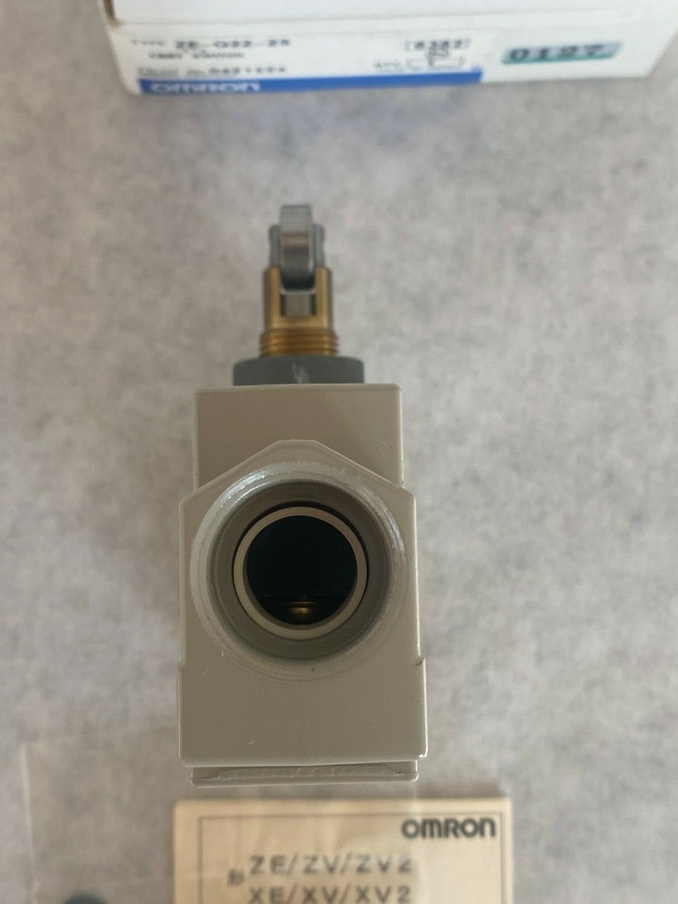OMRON ZE-Q22-2S Roller Plunger Actuator Type Enclosed Limit Switch