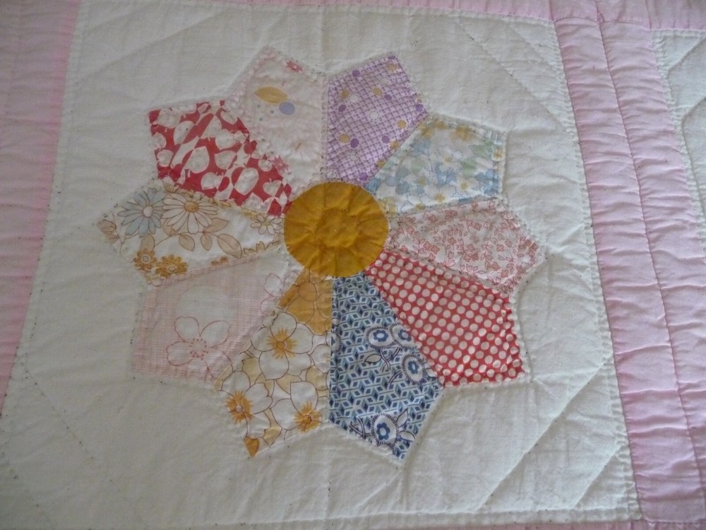 VINTAGE HAND MADE QUILT 96 x 80 DRESDEN PLATE PATTERN