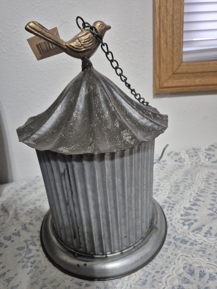NEW METAL BIRD FEEDER