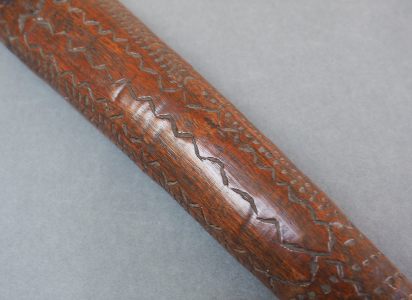 FINE ANTIQUE AUSTRALIAN ABORIGINAL TRIBAL ART CARVED WOODEN NULLA NULLA LEANGLE