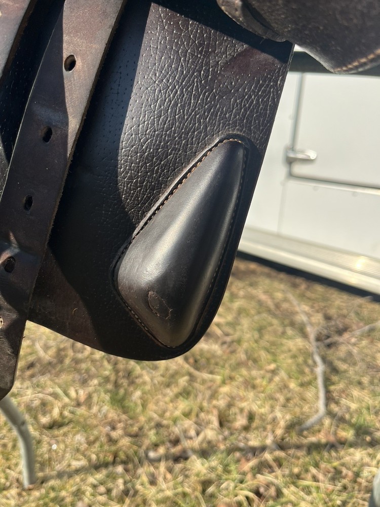 17.5” Devoucoux Biarritz 2A English Jumping Saddle