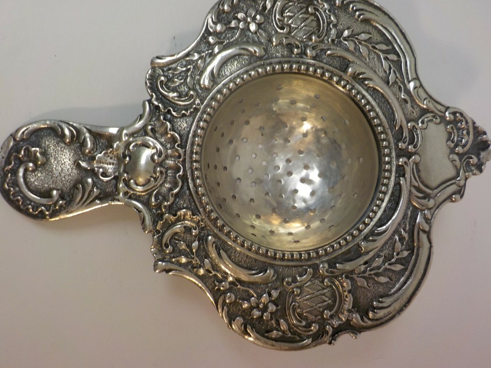 Continental .800 Silver Tea Strainer, Repousse Design, c. 1900, 58 grams