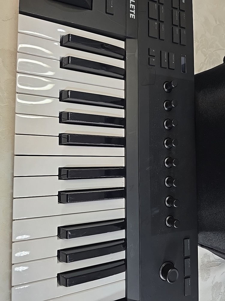 Native Instruments Komplete Kontrol A25 25-Key Keyboard Controller W Carring Bag