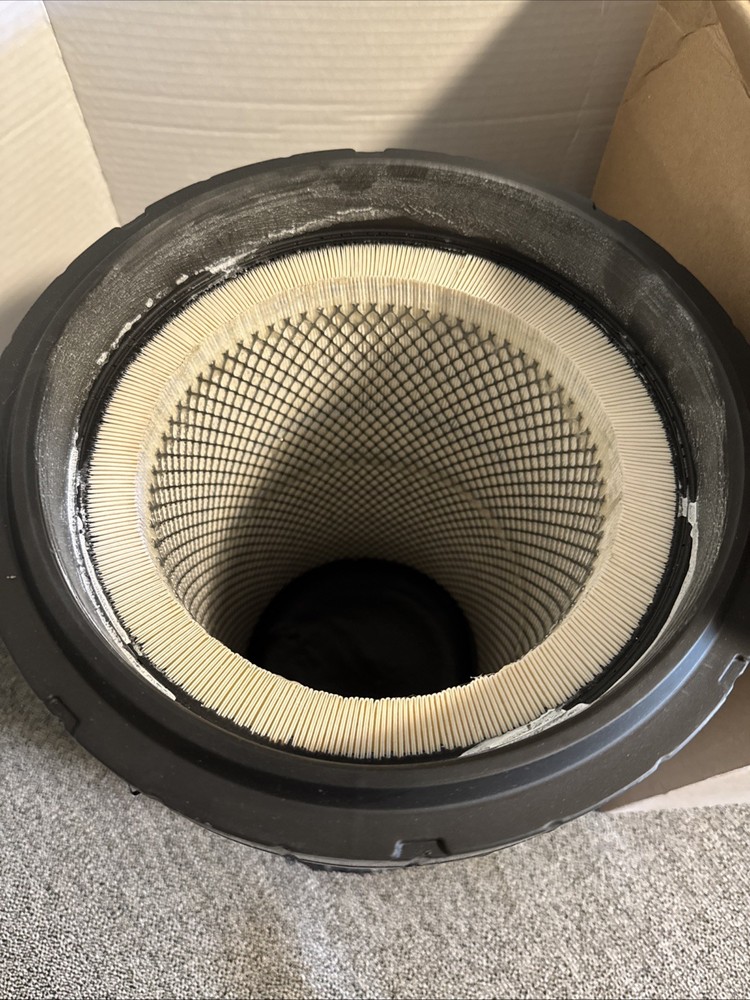 New Genuine Fleetguard AF26103 Air Filter