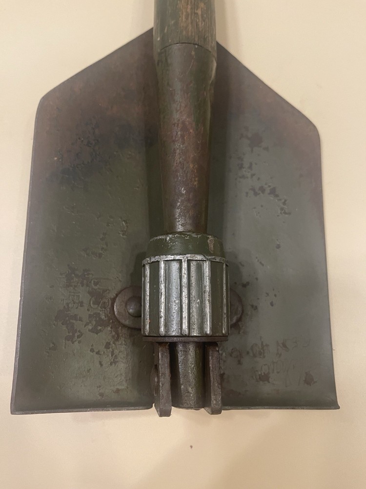 ORIGINAL WWII US ARMY M1943 COMBAT FIELD FOLDING SHOVEL - DATED 1945 AMES