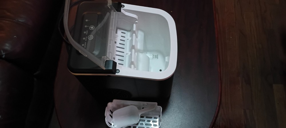 Very Good Condition Evini INTERTEK 5014533 Ice maker